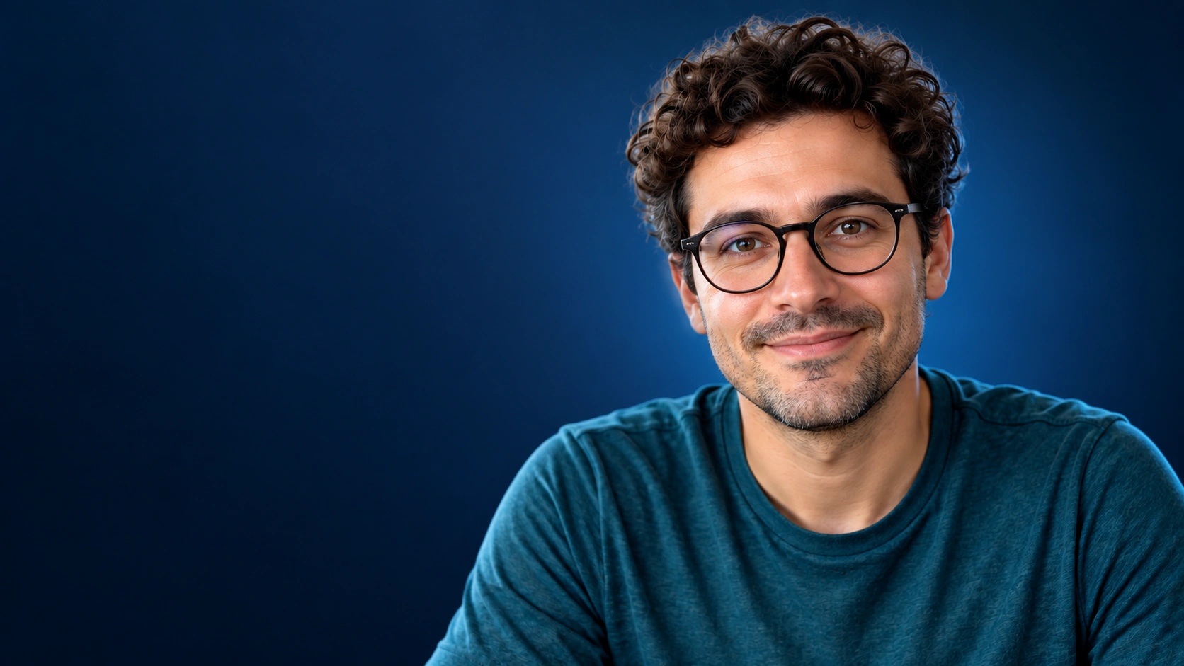 Presenter on the right of a blue thumbnail, with his shoulder entering the left title zone